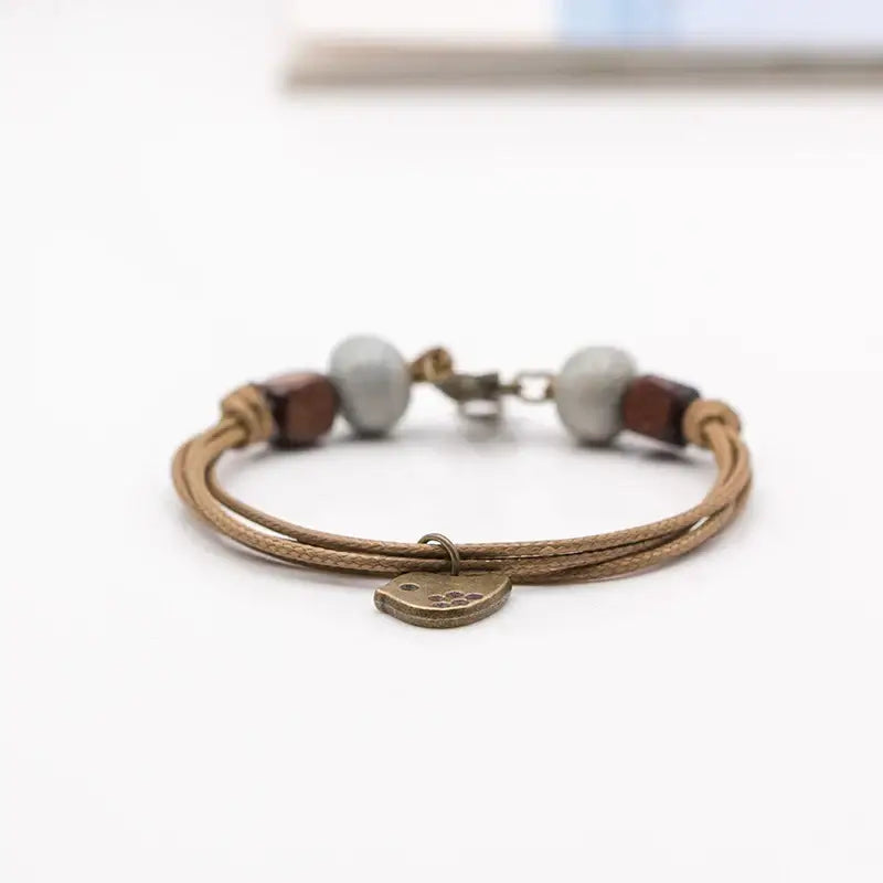 Elegante pulsera de cerámica geométrica.