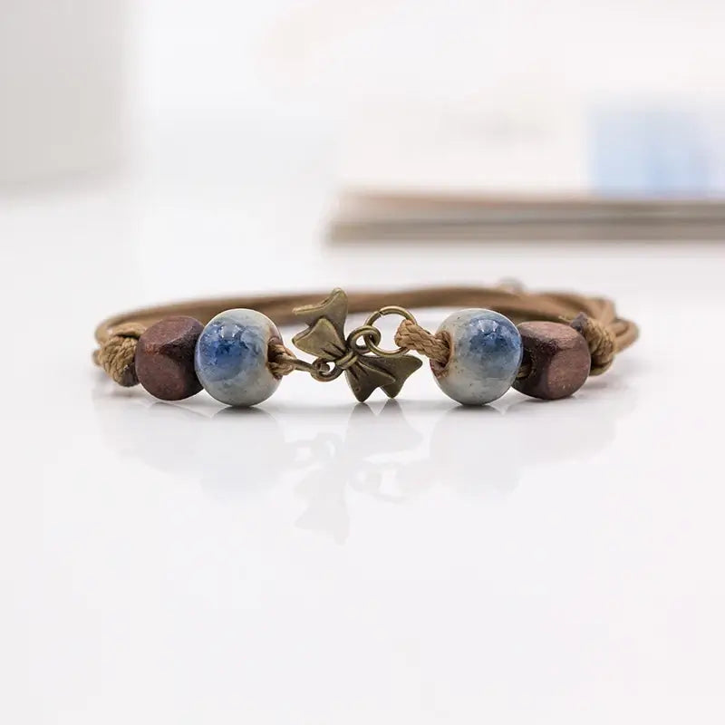 Elegante pulsera de cerámica geométrica.