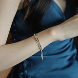 Pulsera con dijes de oro brillante