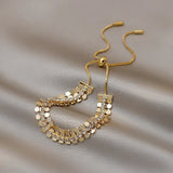 Pulsera con dijes de oro brillante