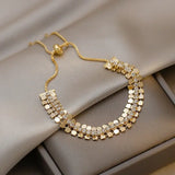 Pulsera con dijes de oro brillante