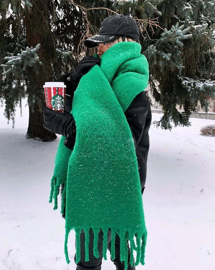 Thick scarf in solid color