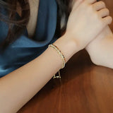 Pulsera con dijes de oro brillante