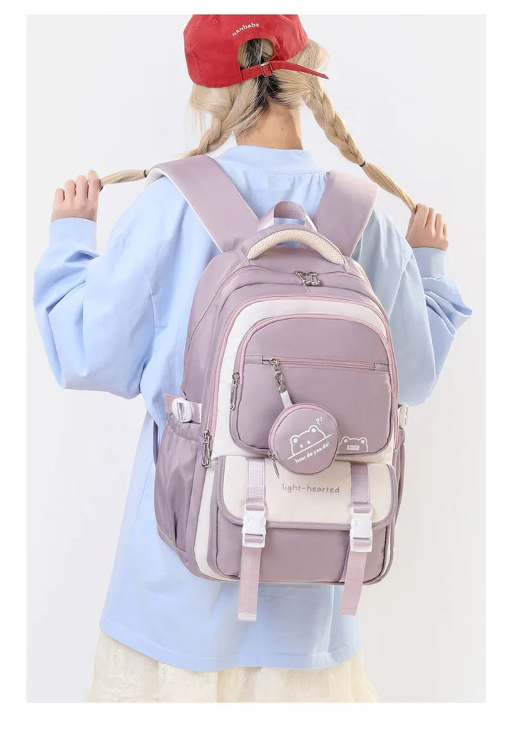 Sac à dos scolaire en nylon rose avec motif cartoon, parfait pour les enfants en style patchwork.