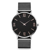 Montre femme élégante argentée avec cadran noir et index rose gold, bracelet maille milanaise