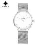 Montre femme WWOOR argentée avec cadran noir, bracelet maille milanaise, packaging inclus