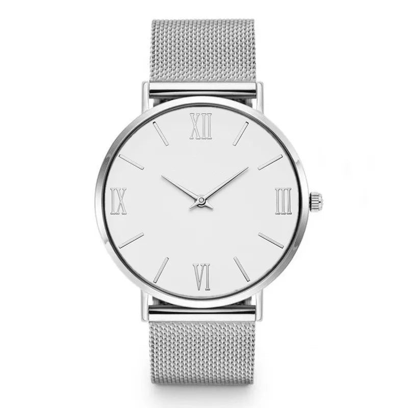 Montre femme élégante argentée avec cadran blanc et bracelet maille milanaise