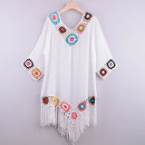 Tunique de plage bohème blanche en crochet avec franges colorées sur cintre