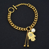Bracelet doré en métal avec pendentif fatma