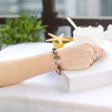 Elegante pulsera de cerámica geométrica.