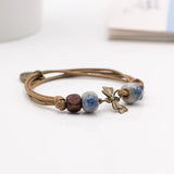 Elegante pulsera de cerámica geométrica.