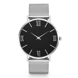 Montre femme élégante argentée avec cadran noir et bracelet maille milanaise