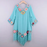 Tunique de plage bohème bleu ciel en crochet avec franges colorées sur cintre
