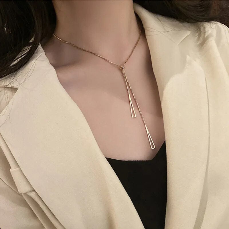 Collar geométrico ajustable de acero con flecos.