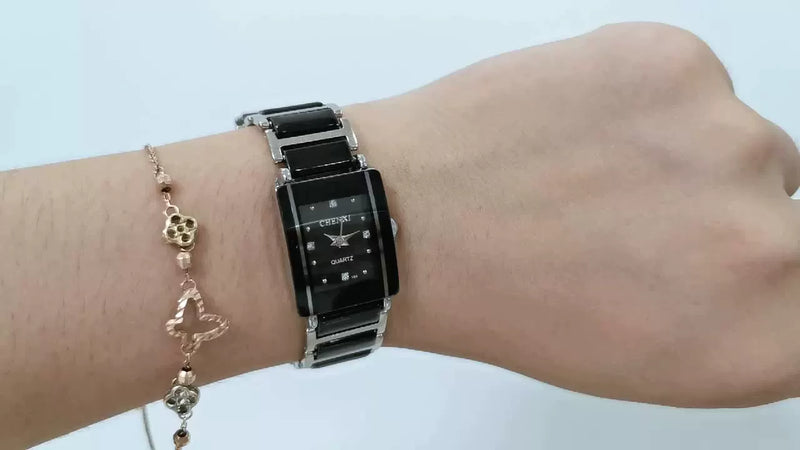 Montre femme Chenxi bracelet céramique noire et argenté sur poignet avec bracelet fin