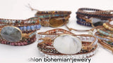 Collection de bracelets bohèmes 5 tours en pierres naturelles et cuir sur fond blanc