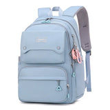 Sac à dos bleu clair en nylon avec bretelles réglables, poche avant et grande capacité de rangement.