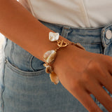 Collier bohème avec perles bleues et pendentif étoile de mer porté