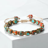 Bracelet bohème perles pierre impériale orange et bleu tressé main sur fond blanc