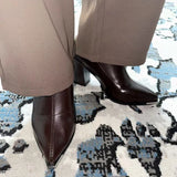Bottines Chelsea marron portées avec un pantalon taupe, vue sur le bout pointu
