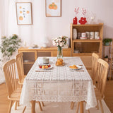 Mantel de lino beige con motivos de encaje