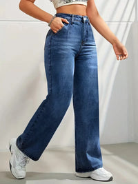 Jean tendance pour femmes, taille haute et coupe large, proposé à prix réduit.