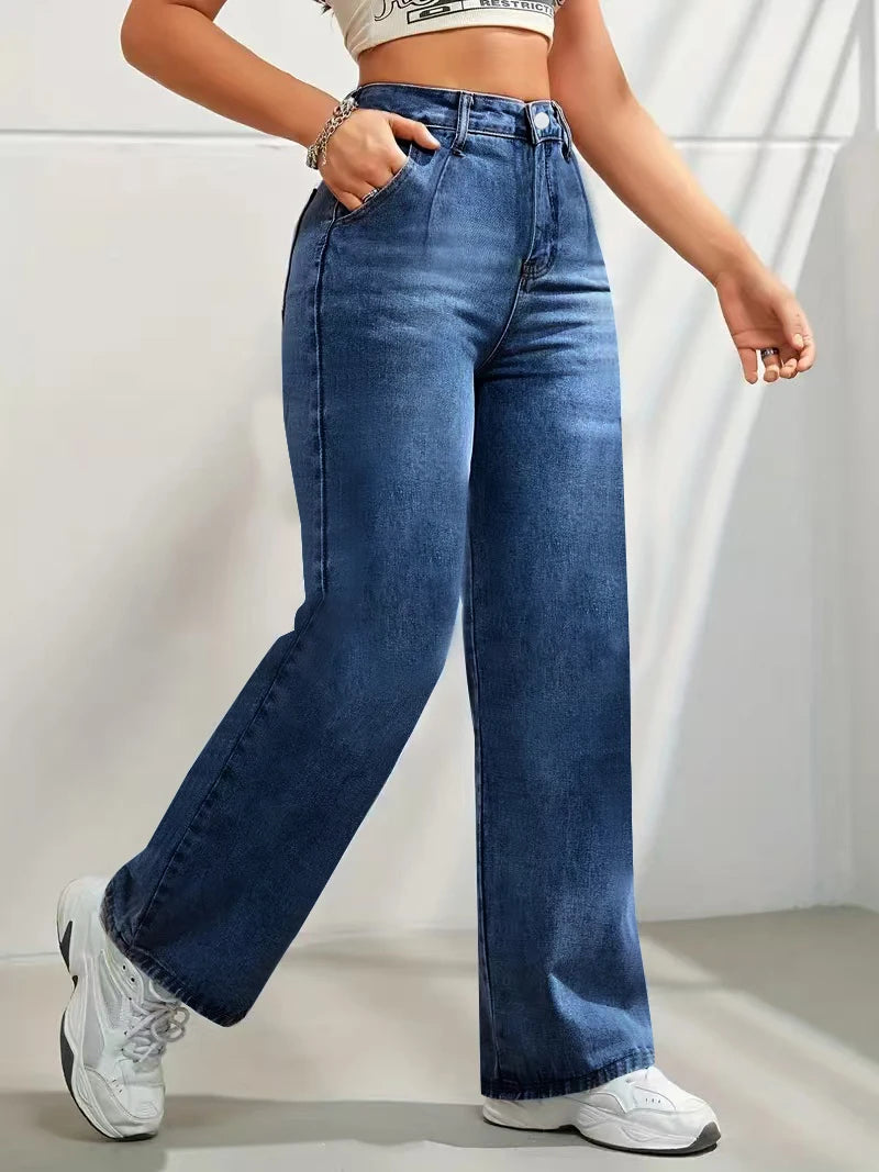 Jean tendance pour femmes, taille haute et coupe large, proposé à prix réduit.