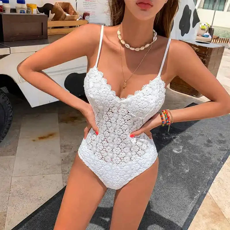 Maillot de bain blanc dentelle push-up coupe haute détails
