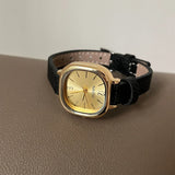 Montres carrées vintage pour femmes de différentes couleurs (bordeaux, beige, noir, marron) disposées sur une surface blanche