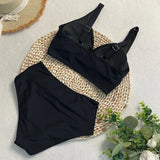 Maillot de bain taille haute bleu marine mis en scène avec des accessoires de plage