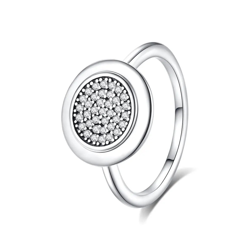 Bague en argent 925 avec un motif circulaire pavé de zircons brillants sur fond blanc