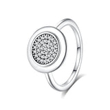Bague en argent 925 avec un motif circulaire pavé de zircons brillants sur fond blanc