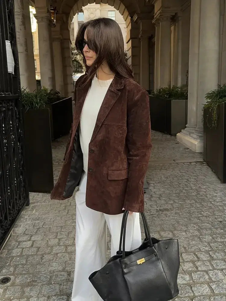 Elegante abrigo de ante con cuello de solapa y bolsillos