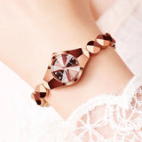 Montre femme bracelet géométrique argenté et noir, un accessoire mode intemporel