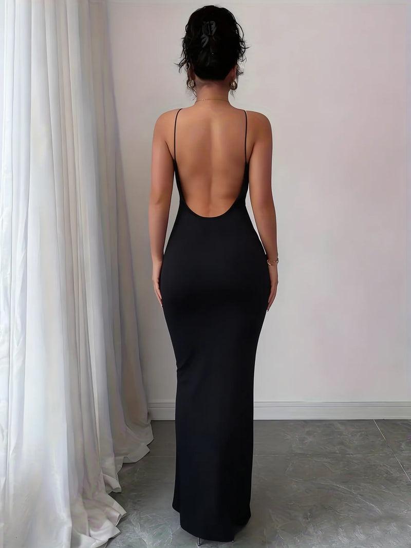 Femme portant une robe longue noire moulante avec un grand dos nu, de dos