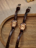Gros plan sur deux montres vintage à bracelet en cuir marron et cadran en forme de tonneau