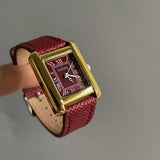 Montre chic femme cadran rouge doré bracelet cuir assorti, touche de couleur élégante