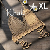 Bralette crochet bohème couleur kaki taille XL sur fond bois, avec étoile de mer et fleur de frangipanier