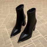 Détail des bottines Chelsea noires avec fermeture éclair et bout métallique
