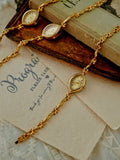 Montre dorée vintage avec son bracelet détaillé sur fond de documents anciens