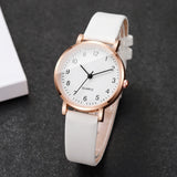 Montre femme quartz bracelet cuir blanc cadran chiffres arabes doré vue de dessus