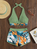 Femme en maillot de bain deux pièces tendance