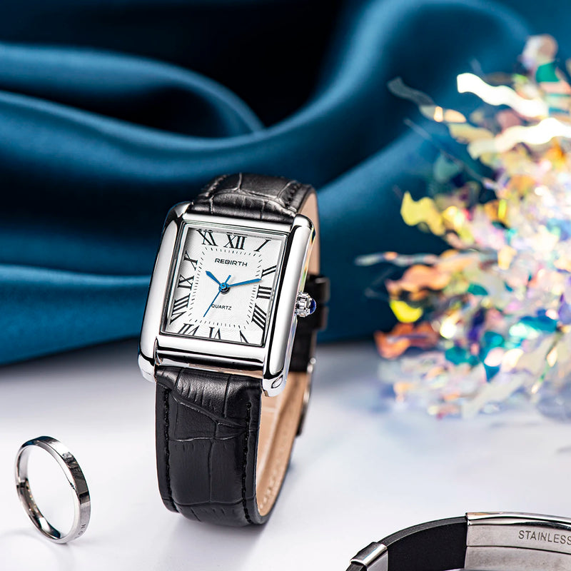 Montre femme rétro cadran carré argenté bracelet cuir noir sur tissu bleu avec bague