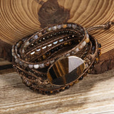 Gros plan sur les textures des pierres naturelles et du cuir d'un bracelet bohème