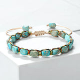 Bracelet bohème perles pierre impériale bleu ciel tressé main sur fond blanc