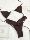 Gros plan sur le plissé du haut de bikini triangle rouge
