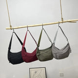 Vue latérale du sac 'Dumpling' montrant son volume compact