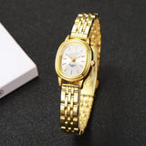 Montre à quartz dorée pour femme, bracelet à maillons fins sur fond sombre