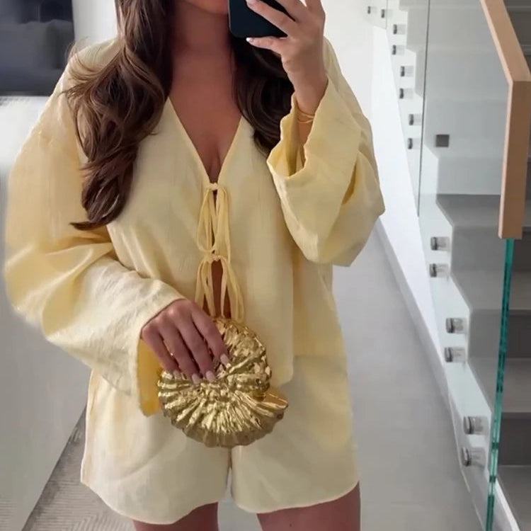 Conjunto elegante de manga larga con top de cuello en V y pantalones cortos de cintura alta