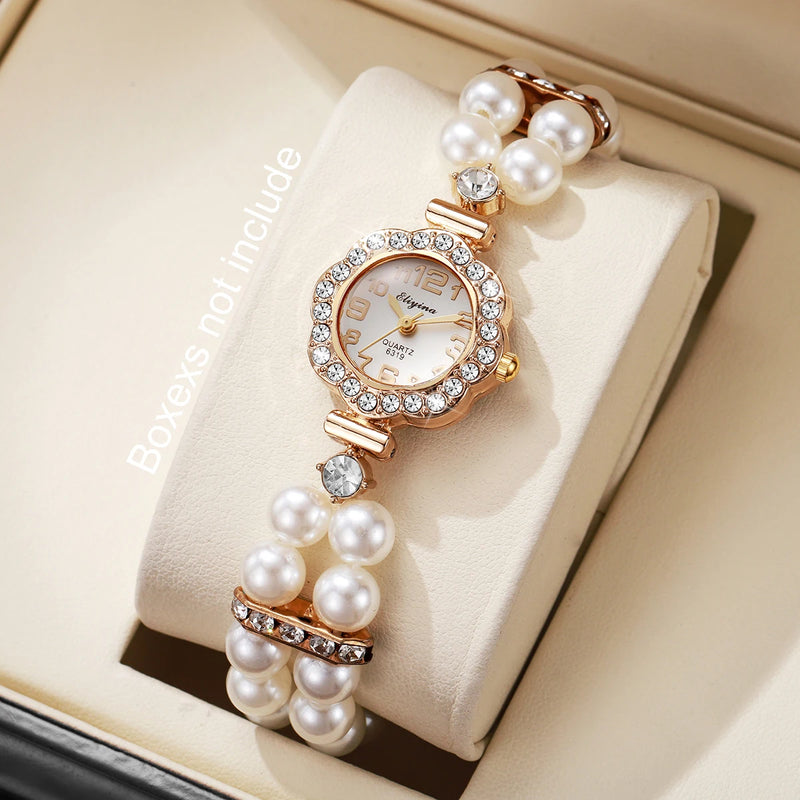 Vue d'ensemble de la montre femme dorée à perles et strass posée sur un support neutre.